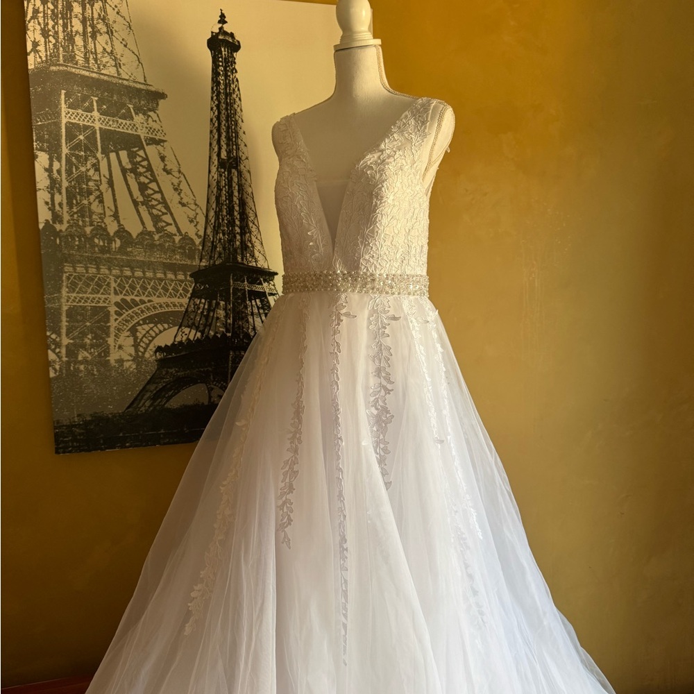 Elegant White Lace Wedding Dress NEW with tags